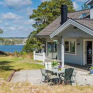 https://elegant-home-with-stunning-sea-view-and-garden.find-stockholm-hotels.com